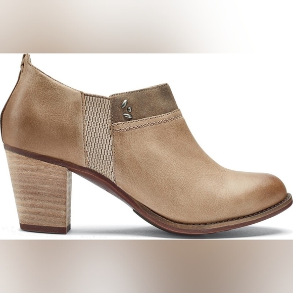 OluKai Shoes - OluKai Ho'ou'i Ankle Boots, Size 8